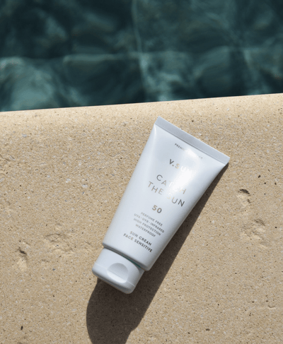 Sonnencreme liegt am Pool